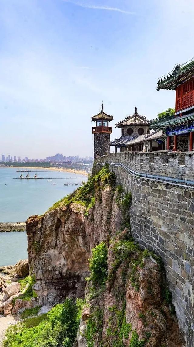 蓬莱海水浴场地处蓬莱市海滨旅游区中心地段,距离市区不足千米,位置