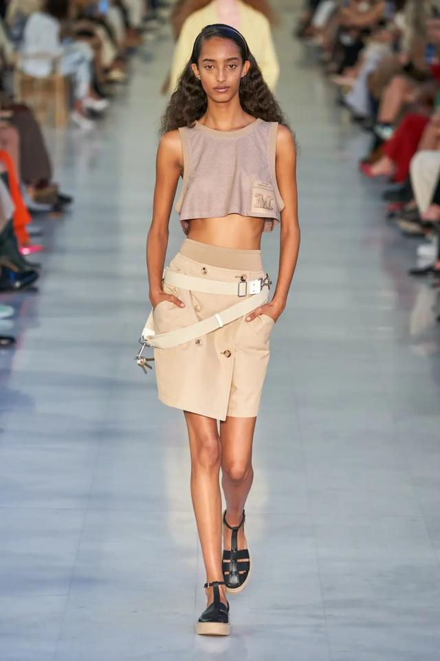 去海边穿什么鞋子合适，去海边沙滩穿什么鞋最合适（今夏最火的4双新鞋）