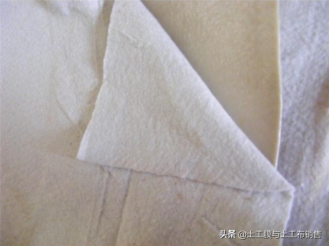中国十大土工布生产厂家排行榜-山东德州领翔新材料，全国最好的土工布生产厂家（复合土工膜在人工湖施工的详细步骤）