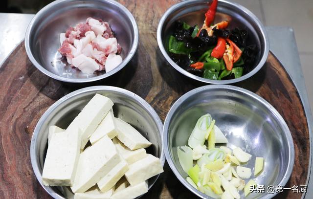 东北砂锅炖豆腐，天冷不懂吃砂锅可惜了