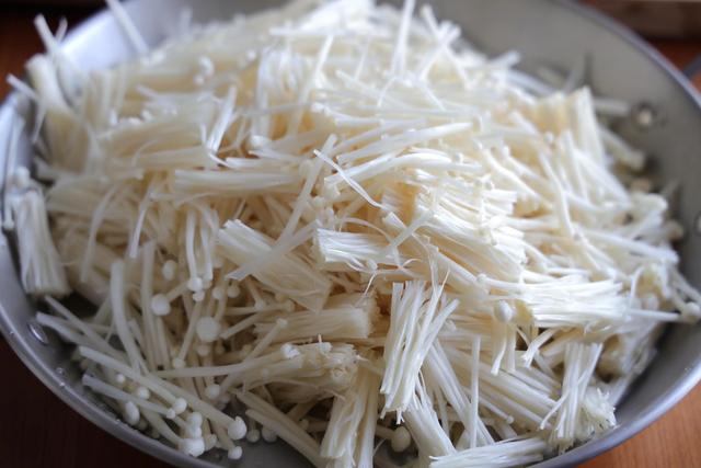 金针菇怎么做好吃，金针菇怎么做好吃又简单（金针菇这个吃法真的太好吃了）