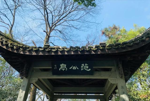 水面初平云脚低,水面初平云脚低的意思(孤山寺北贾亭西)