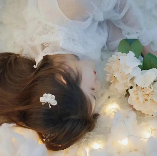 漂亮小姐姐图片，高清漂亮小姐姐的真人头像 俞人间-  ‘玫瑰可以在荒野盛开 深海也可以有星光.’微信（小裙子都觉得怀才不遇）