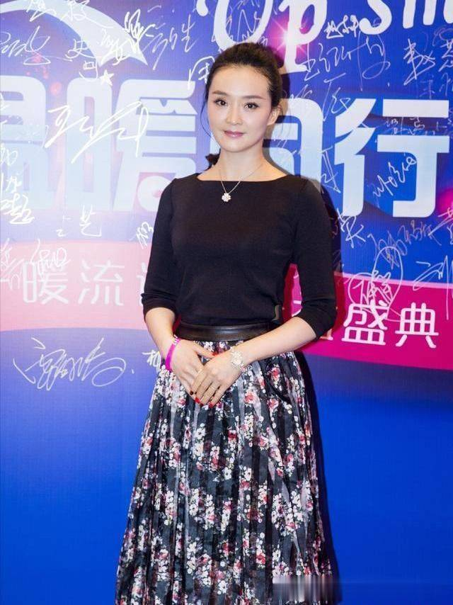 紫色外套搭配什么裤子，紫色外套搭配什么颜色的内搭好看（王艳太“凡尔赛”了）