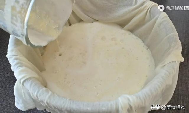 在家如何自制豆腐，把白醋倒入黄豆里