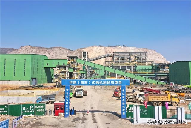 香蕉筛的特点和领域都有哪些，香蕉筛和直线筛的区别（每小时最高通过量38400吨的华新亿吨线是如何选择筛分设备的）