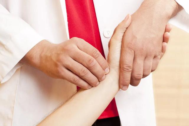 手指尖发麻怎么办，手指发麻怎么办（哈尔滨神经内科医院丨总感觉手指发麻）