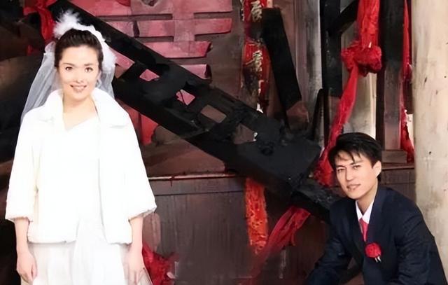 靳东有几个妻子，靳东的前妻（与二婚的江珊同居5年后）