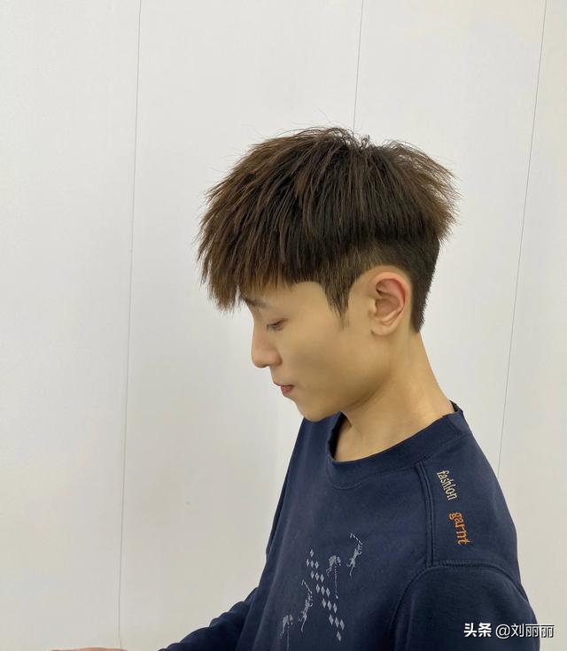 男生卷发适合什么发型,男生卷发适合什么发型好看(这17款男发真帅气)