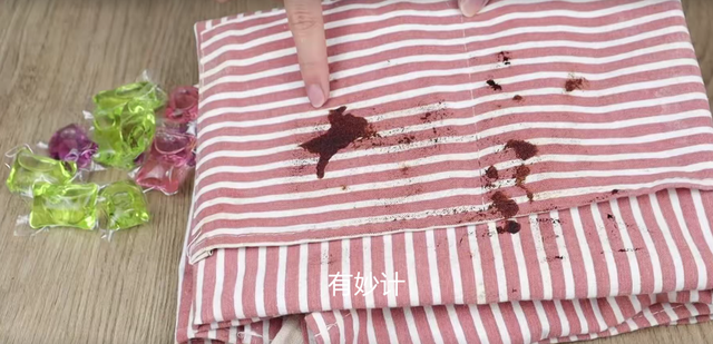 洗掉衣服脏污渍的小妙招，怎么洗掉衣服的污渍（搓一搓立刻洁白如新）
