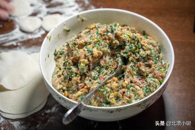肉馅怎么调好吃，肉馅怎样做才能更好吃（牢记“万能”口诀）