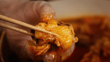 美贝怎么吐沙，2分钟花蛤快速吐沙子（洗白白盖上被子煮一煮）