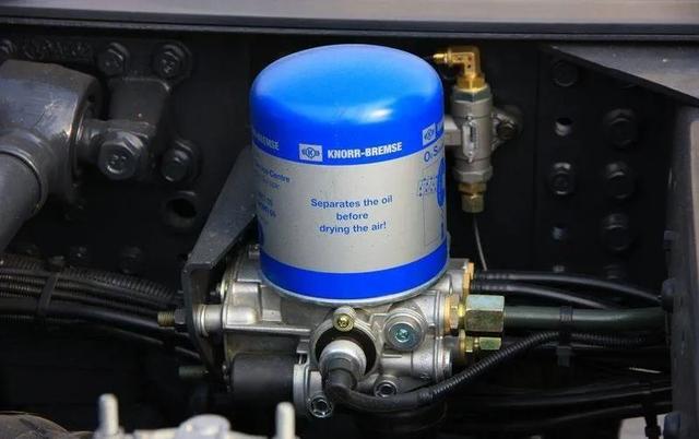 空气干燥器工作原理，重卡制动系统之空气干燥器（空气干燥罐的养护小常识）