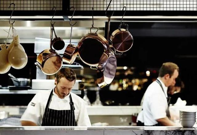 厨房怎么画简笔画，厨房怎么画简笔画 儿童（创意线描画--餐厅里的大厨师）