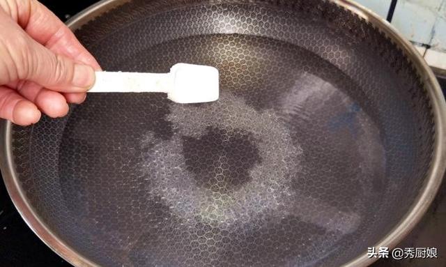 小汤圆怎么煮汤圆的煮法，怎么煮小汤圆的步骤（切记不要开水下锅煮）