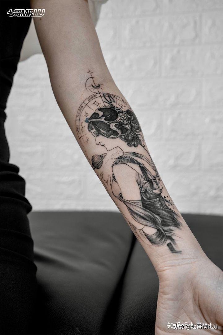 需要一边纹一边即兴创作,这样才能完美覆盖旧图案,这是覆盖纹身最具