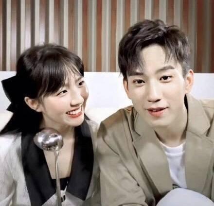 北美大灰狼是什么梗，北美灰狼为什么这么大（嘟嘴索吻、牵手搂抱、时刻黏在一起）