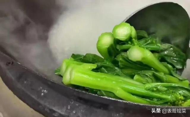 如何蒜蓉炒青菜，蒜蓉炒青菜图片（看完以下几点，便能越炒越香）