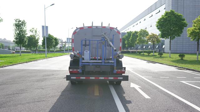 洒水车多少钱一辆，一辆洒水车需要多少钱（谨防这些部件虚高）