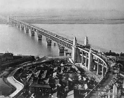 武汉市长江大桥，武汉长江大桥建成时间（武汉长江大桥PK南京长江大桥）