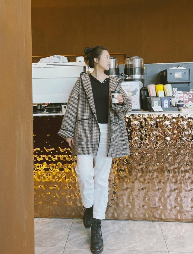 千鸟格裤子搭配什么色尼大衣，千鸟格裤子穿搭（千鸟格大衣高级穿搭）