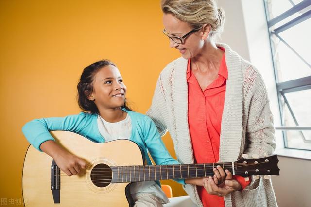 好喜欢你歌词，懂你是写给谁的歌曲（他平平无奇的表演你看腻了吗）