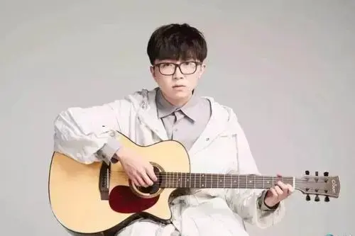 毛不易是哪个公司，毛不易公司老板是谁（被薛之谦发掘、被李健力捧）