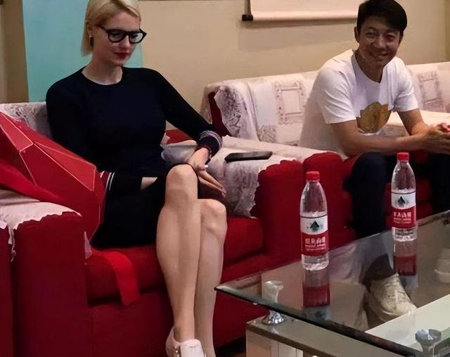 “白富美”李白：五洲辣妹，北大博士，为何能让撒贝宁神魂颠倒？