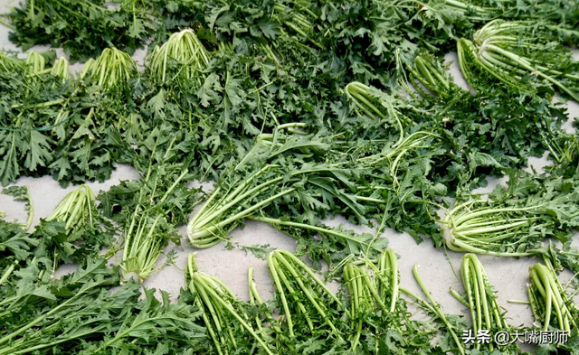 雪里蕻的吃法，雪里蕻的吃法对人身体有什么好处（晒干后比肉还香）