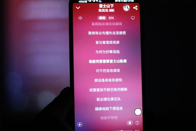 小米投影仪mini，装进背包里的移动影院