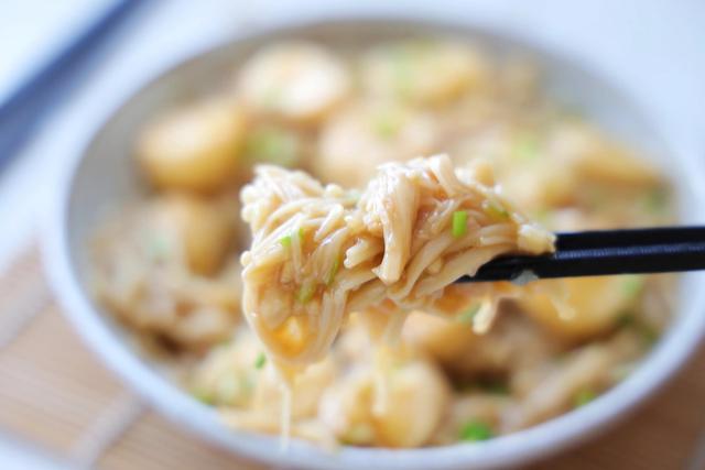 金针菇怎么做好吃，金针菇怎么做好吃又简单（金针菇这个吃法真的太好吃了）