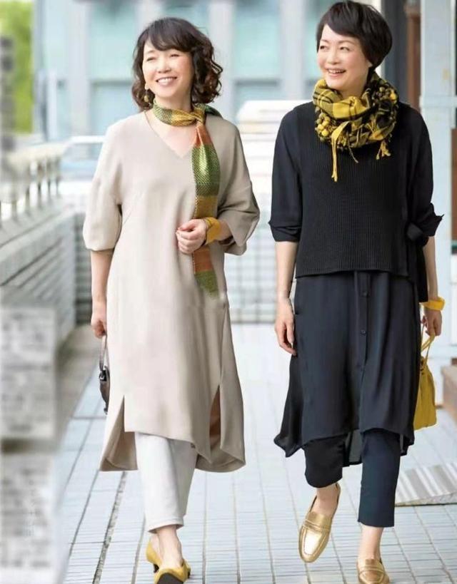 穿裙子里边穿啥，一般女的穿裙子里面穿啥（穿裙子不会配丝袜、运动鞋）