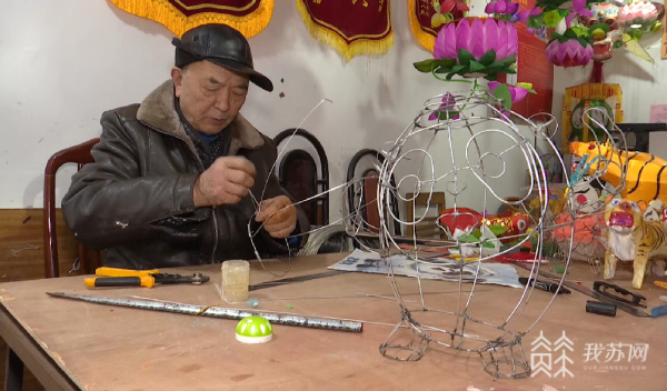 如何制作灯笼，非遗大师教你做冰墩墩花灯（怎样做灯笼又漂亮又简单）