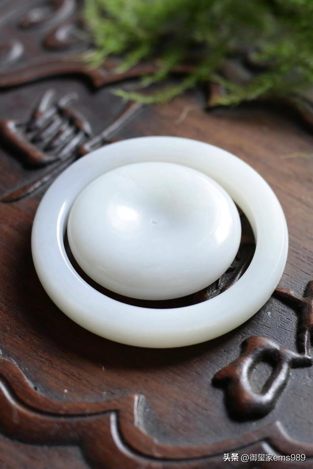 和田玉什么颜色最好，翡翠的价格一般在多少（和田玉选什么颜色最好）