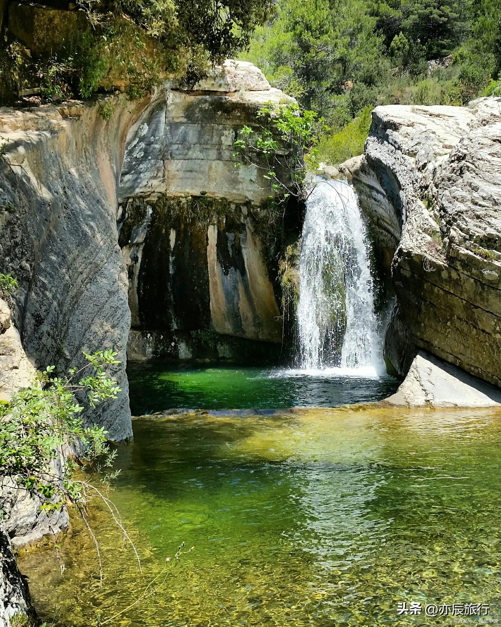瀑布群位于淄川区峨庄乡自然保护区,是一个以瀑布为主题的旅游景点