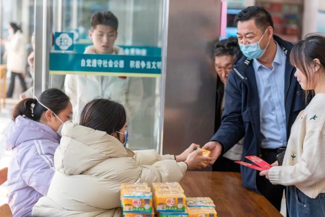 中秋菊开打一成语，中秋菊开、打一成语（我们的节日——元宵节猜灯谜活动在南阳市第二人民医院顺利举行）