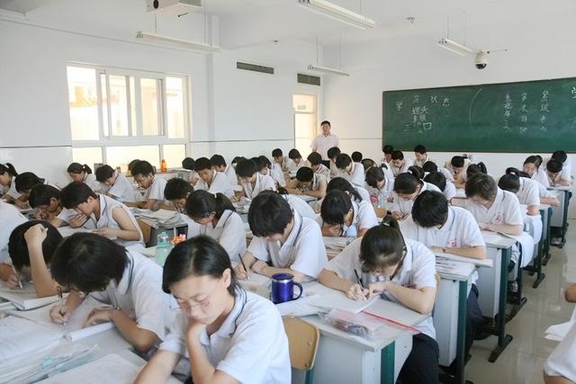 孩子上初中后成绩不好怎么办，孩子上初中后成绩下降怎么办（家长如何帮助初一孩子调整）