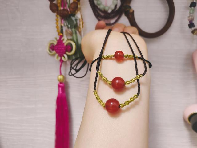 用头发编手链的寓意(一夜爆红的相思豆手链)