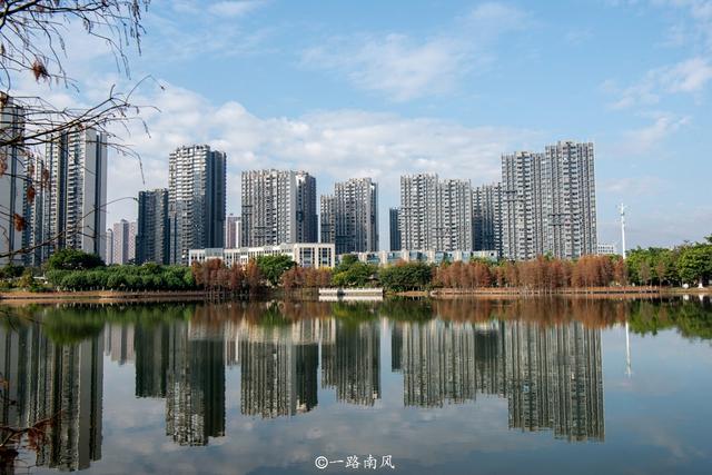 城市套路深的幽默句子，男女幽默聊天的对话（距离市中心超过40公里）