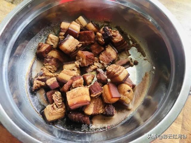 茶树菇黄豆红烧肉，茶树菇土豆烧肉的做法（嚼在嘴里全是肉香）