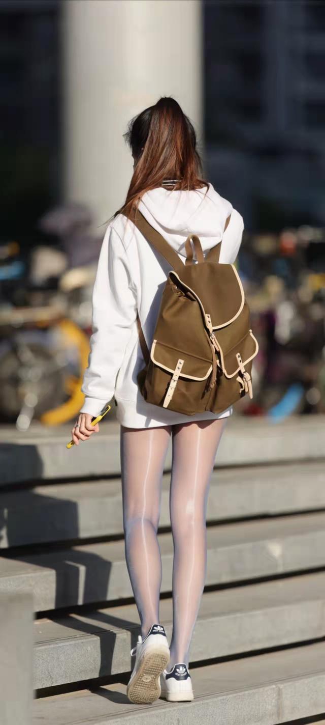 白色卫衣怎么搭配，白色卫衣怎么搭配好看图片（白色卫衣穿搭推荐）