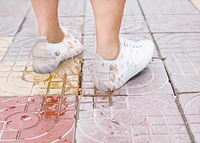 白鞋网面很脏怎么洗技巧，白鞋网面脏了如何清理（鞋子穿久了“黑乎乎”难清洁）