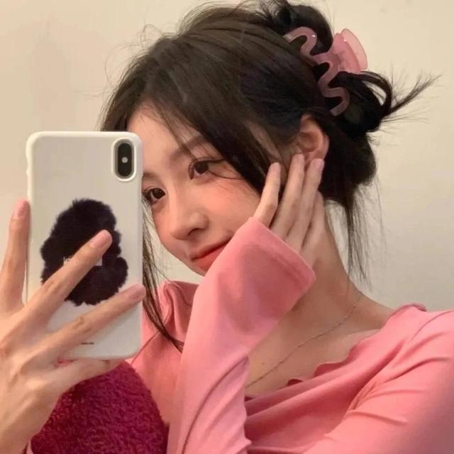 头像女背影或侧面 唯美，温柔意境侧面背影女头   除了浪漫和温柔 还想陷在夏日的晚风里微信（粉红女头/吹晚风、在等你、在等夏天、在等和你一起过夏天）