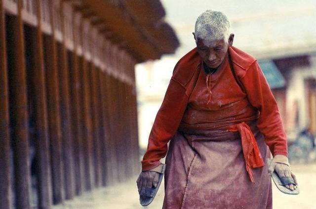 有什么成语描写赞美拉萨的天空，形容拉萨的天空的词语（天上西藏大美于行）