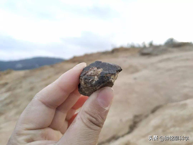 陨石为什么会坠落，陨石为什么会坠落地球而不是太阳（陨石真比黄金值钱吗）