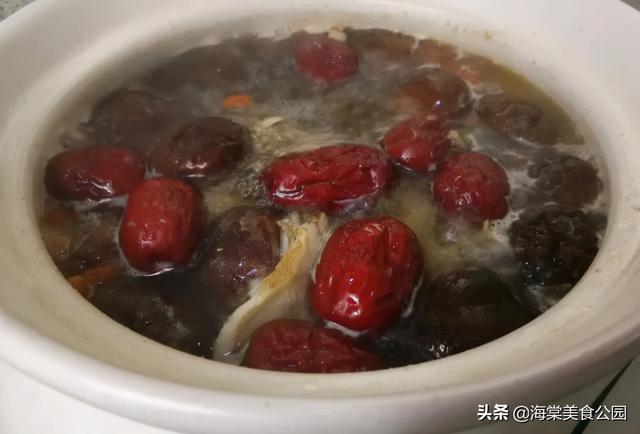 乌鸡的家常做法，最简单的家常清炖乌鸡（给家人煲一碗药膳乌鸡汤）