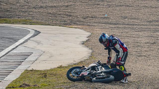 如何成为一名职业赛车手，怎么成为职业赛车手（原来普通人也可以成为专业车手）