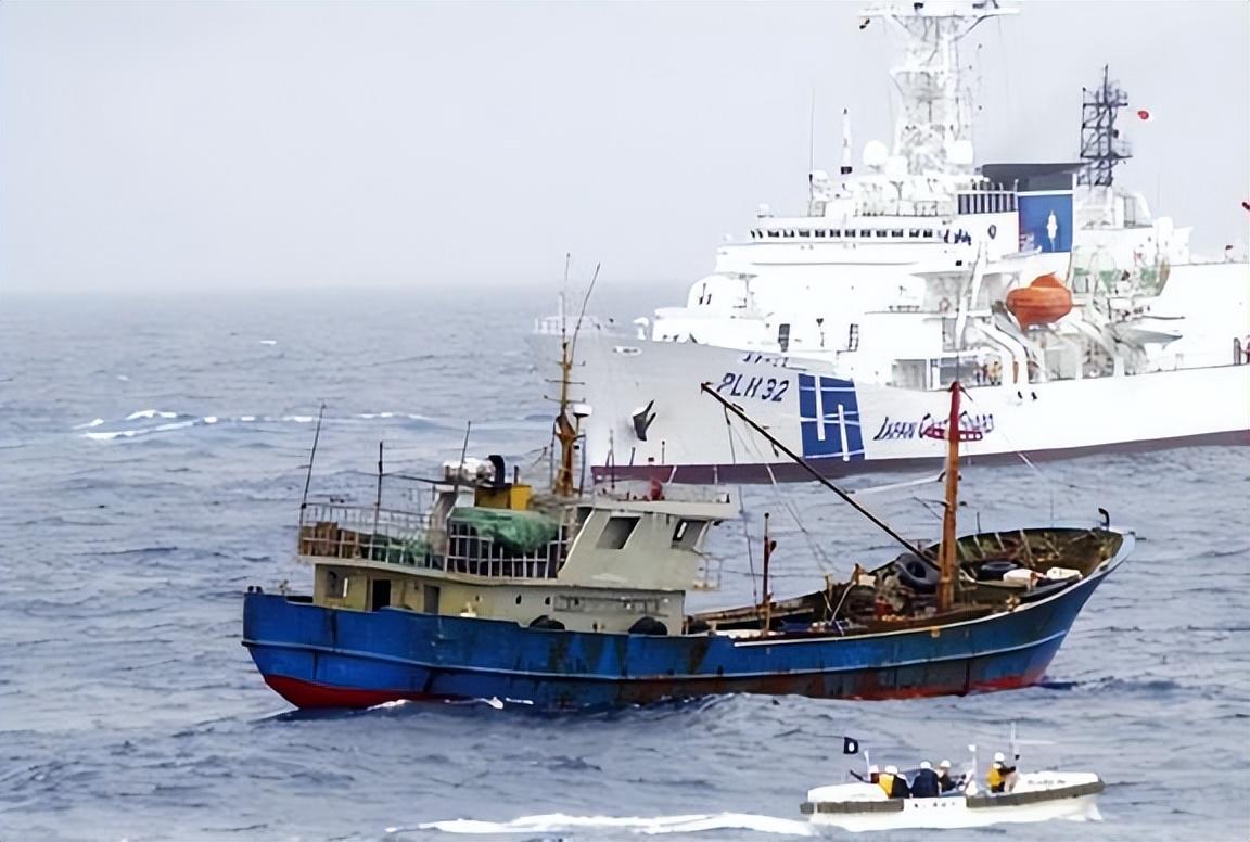 中国渔船面对比自己大近十倍的日本军舰,却掉头加速冲撞,吓的日本军舰