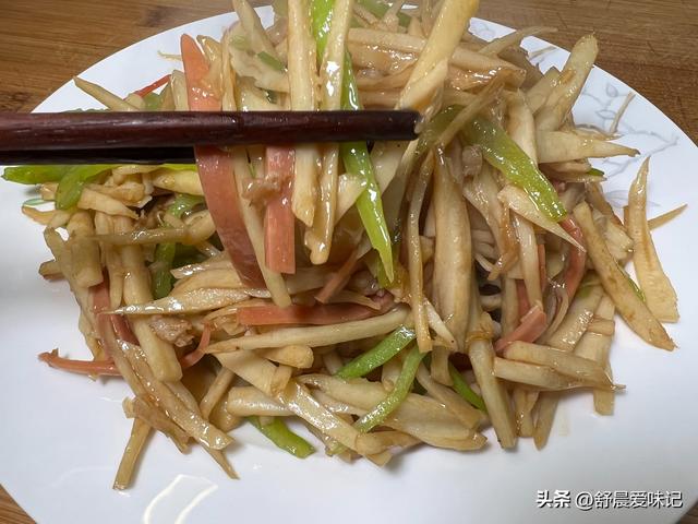 火腿肠怎么炒好吃，如何炒火腿肠才好吃（清炒藕丝在家这样做）