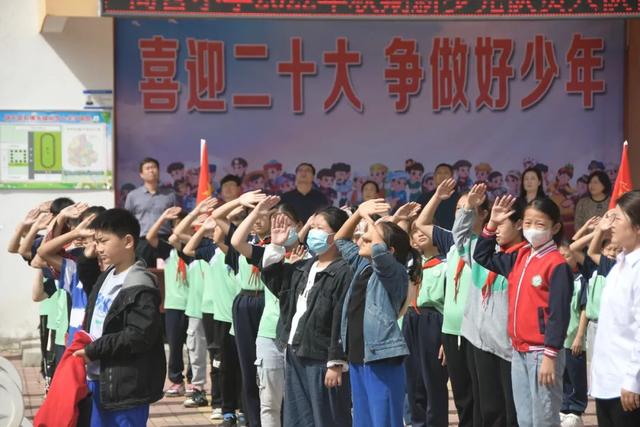 一年级少先队入队礼物，六一儿童节活动方案（石佛寺镇尚营小学举行少先队新队员入队仪式）